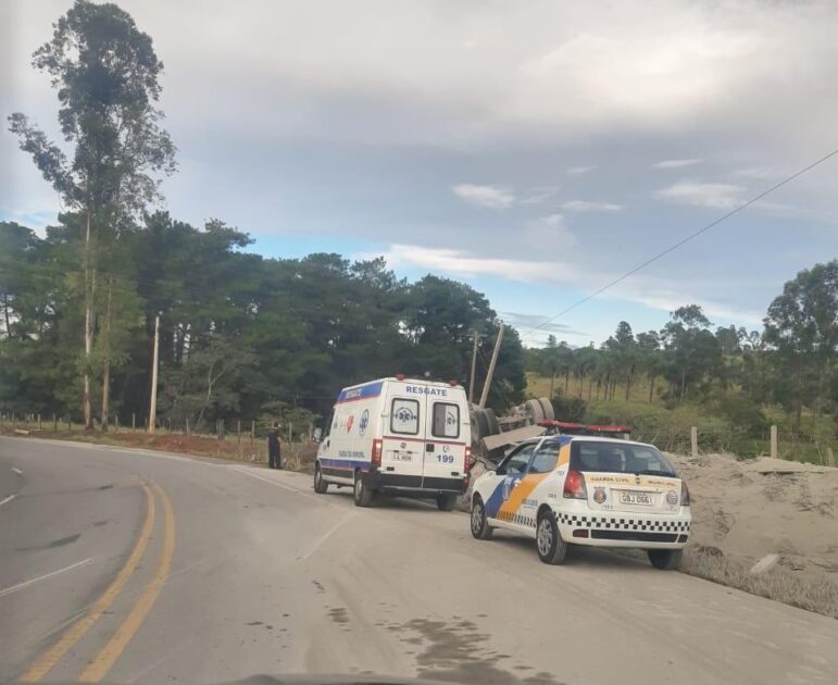 Carreta tomba e motorista fica ferido na estrada de São Roque