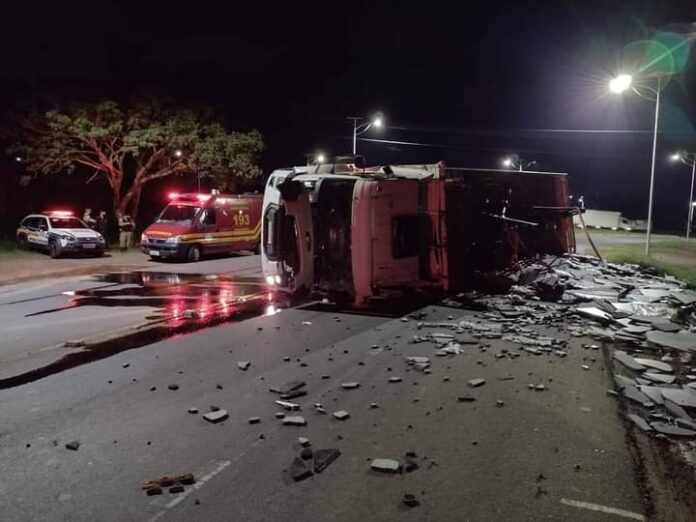 Acidente com caminhão deixa homem ferido na rodovia BR-491