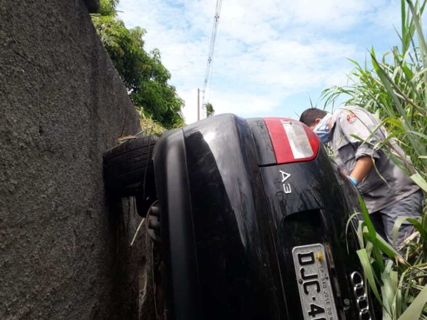 Motorista capota um Audi e abandona veículo 