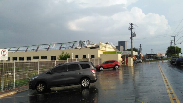 Forte chuva e vendaval derruba telhado do prédio da UPA em Mococa