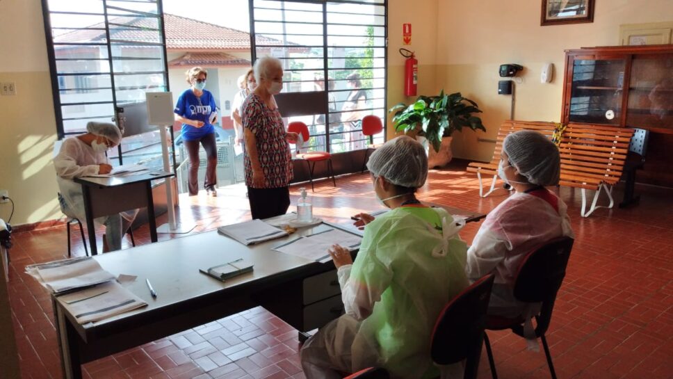 Vacina para idosos 80 a 84 anos começou 