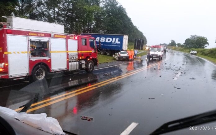 Três pessoas morrem em acidente entre carro e caminhão na MG-050