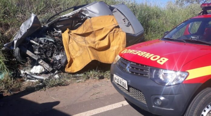 Batida entre carro e carreta mata motorista e deixa passageira ferida na rodovia MGC-491