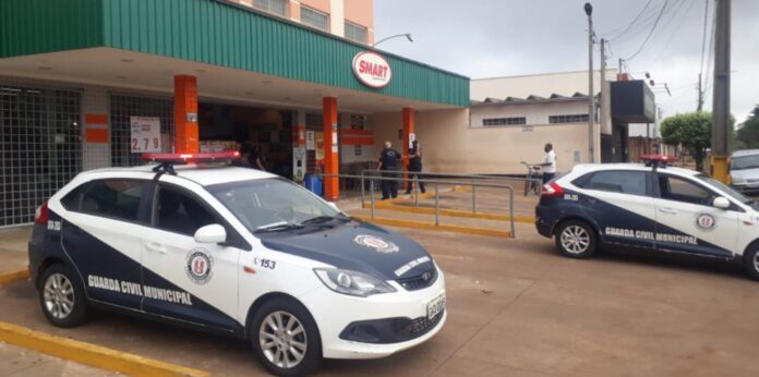 Supermercado é interditado e autuado em mais de R$ 5 mil por descumprir decreto na pandemia