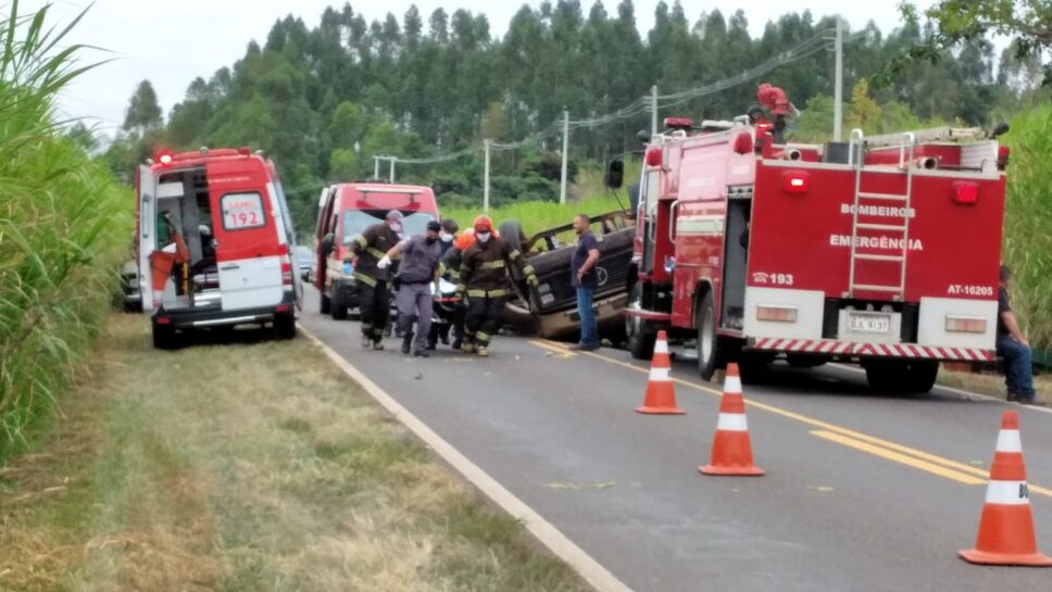 Acidente com caminhão carregado de abacates deixa uma vítima fatal na rodovia SP-350, em Rio Pardo