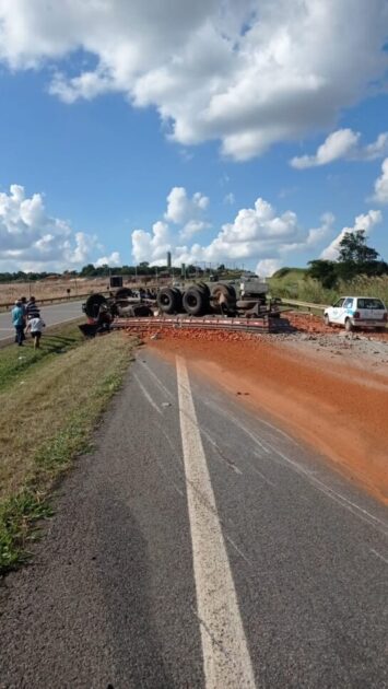 Acidente com caminhão deixa duas pessoas mortas