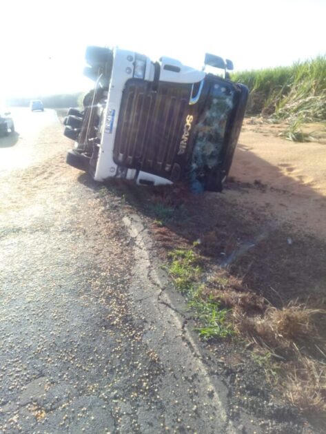 Carreta carregada de milho tomba em vicinal