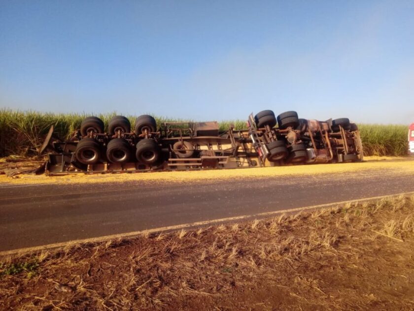 Carreta carregada de milho tomba em vicinal e motorista sofre ferimentos leves