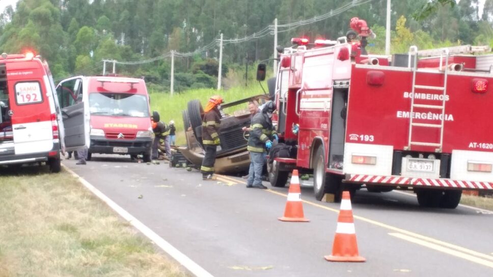 Acidente com caminhão carregado de abacates 