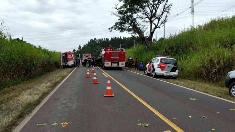 Acidente com caminhão carregado de abacates deixa uma vítima fatal na rodovia SP-350