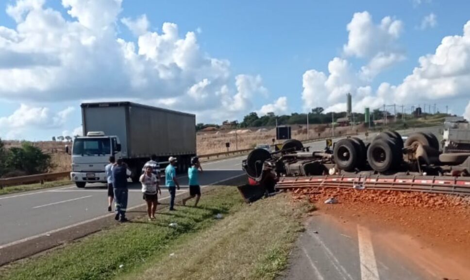 Acidente com caminhão deixa duas pessoas mortas