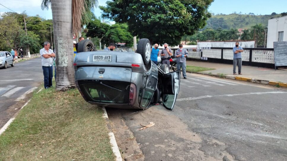 Idosa de 87 anos colide seu veículo contra poste de iluminação e capota seu carro na avenida Euclides da Cunha