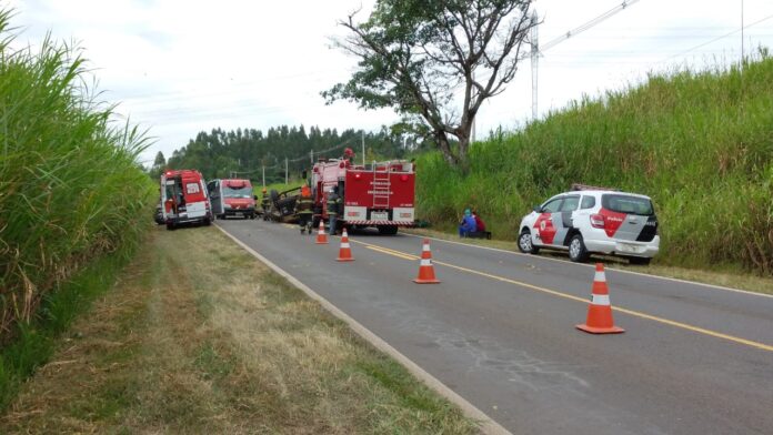 Acidente com caminhão carregado de abacates deixa uma vítima fatal na rodovia SP-350, em Rio Pardo