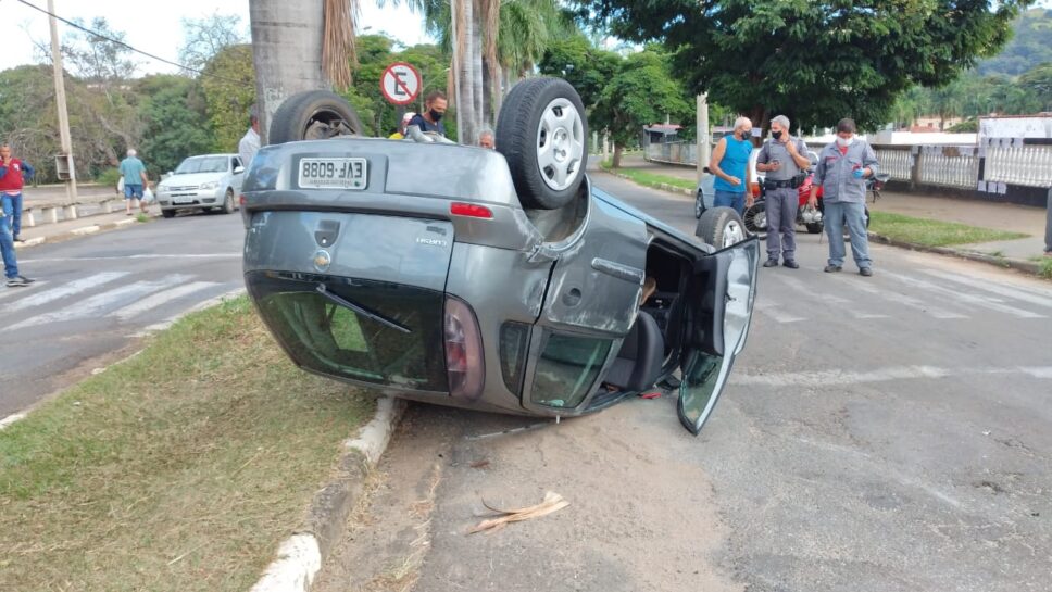 Idosa de 87 anos colide seu veículo contra poste de iluminação e capota seu carro 