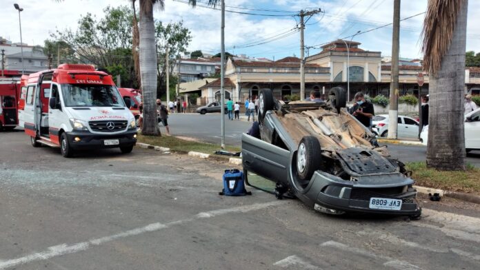 Idosa de 87 anos colide seu veículo contra poste de iluminação e capota seu carro na avenida Euclides da Cunha em Rio Pardo