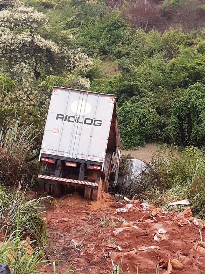 Carreta de Rio Pardo cai em ribanceira e tem carga saqueada na Bahia