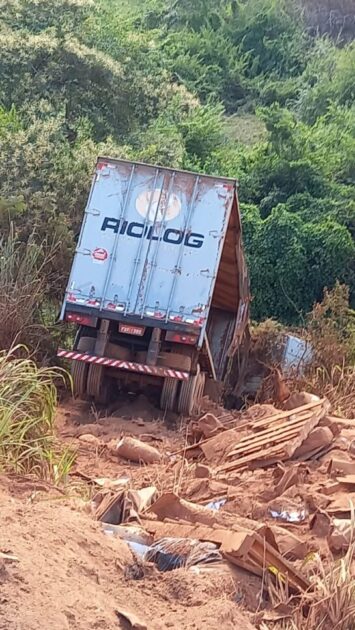 Carreta de Rio Pardo cai em ribanceira e tem carga saqueada na Bahia