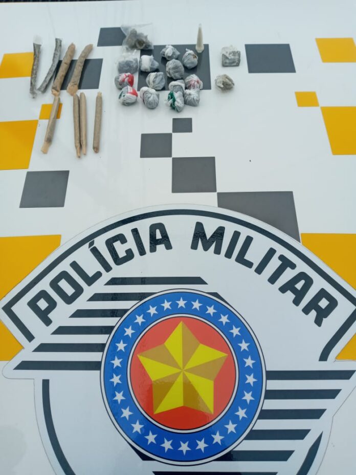 Polícia Militar Rodoviária apreende drogas dentro de ônibus rural