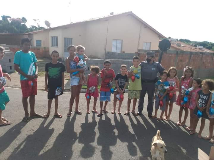 Os ovos de Páscoa foram distribuídos no Profast, bairro Chico Xavier, Cortume e SOS.