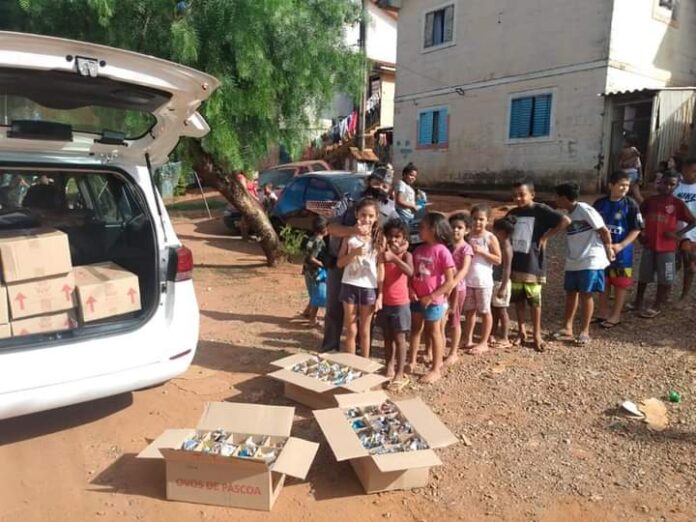 Empresa Veneza e Polícia Militar distribuem ovos de Páscoa às crianças carentes