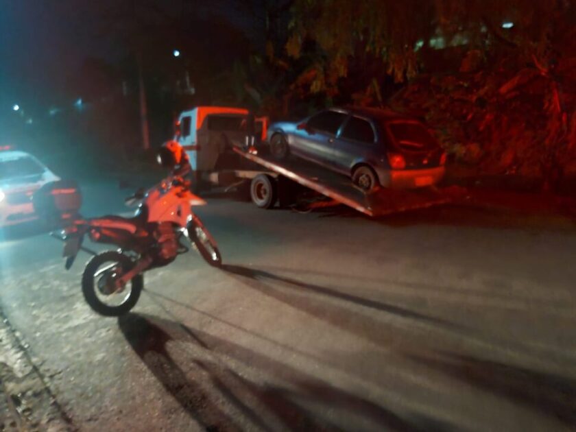 Menor de 15 anos tenta atropelar policiais durante fuga 