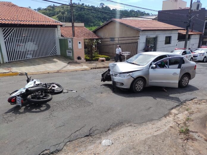 Motociclista fica gravemente ferido em acidente com carro no bairro Santo Antônio