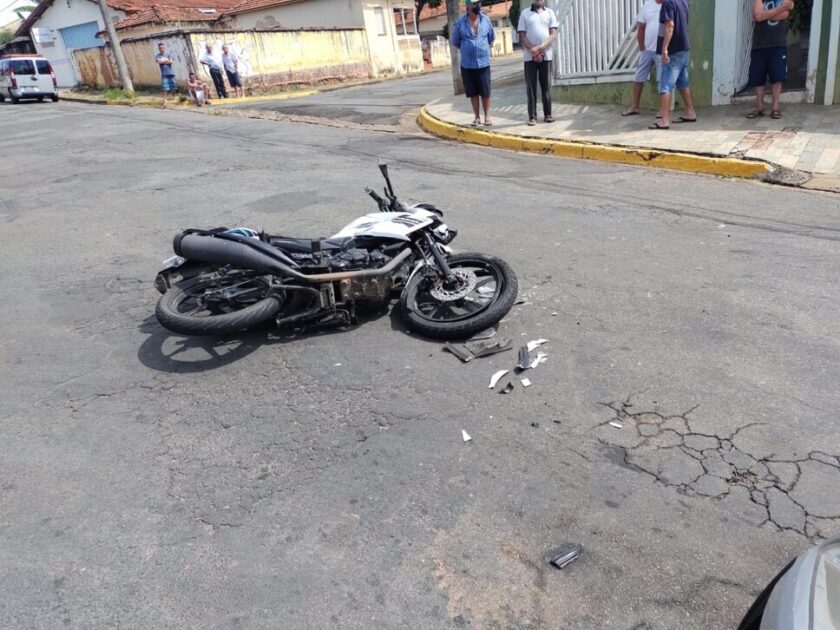 Motociclista fica gravemente ferido em acidente com carro 