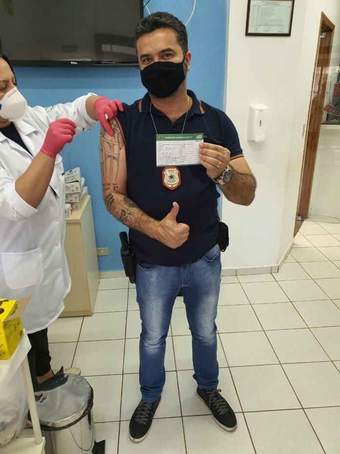 Foto: Delegado Dr. Wanderley Martins recebendo a dose da vacina