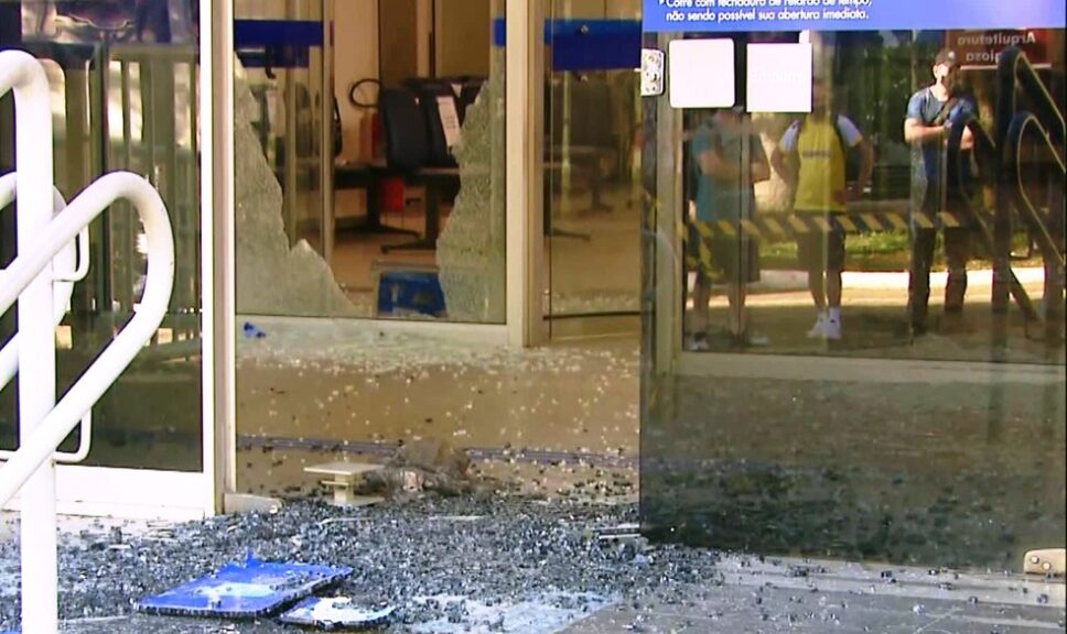 Bancos foram atacados em Mococa na madrugada desta quarta-feira — Foto: Reprodução/EPTV