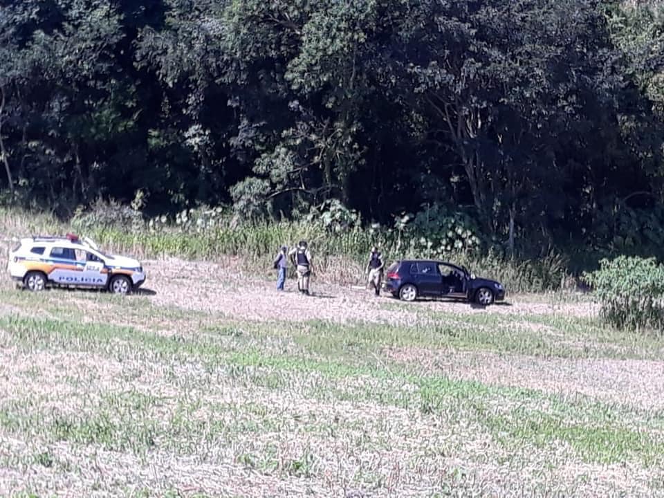 Corpo de assaltante a banco que trocou tiros com a Polícia Militar é encontrado dentro de carro