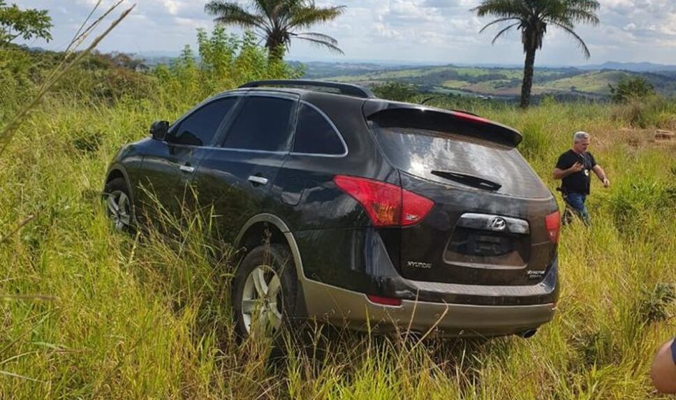 Carro usado por assaltantes de bancos de Mococa foi encontrado em Guaranésia (MG) — Foto: Delegacia Seccional de Casa Branca