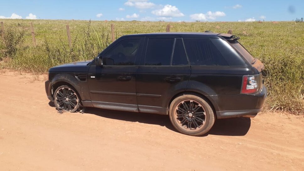 Carro usado em assalto a bancos de Mococa foi encontrado abandonado no distrito de Igaraí — Foto: Delegacia de Mococa