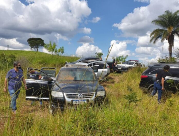 Polícia encontra 5 carros usados por criminosos em assalto a três bancos de Mococa