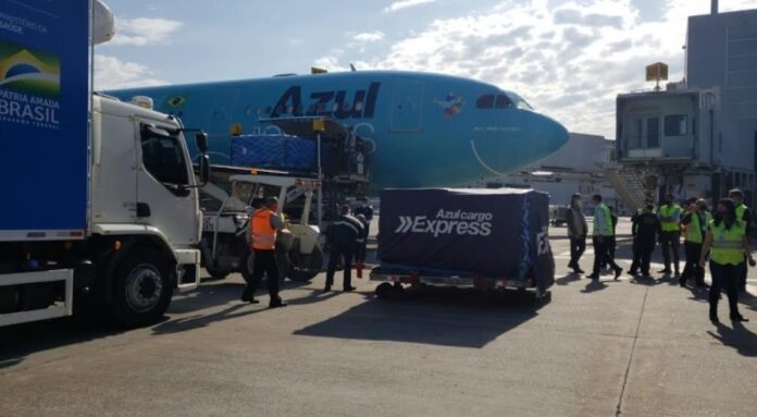 Avião com vacinas da Janssen doadas pelos EUA chegou em Viracopos nesta sexta — Foto: Jefferson Barbosa/EPTV