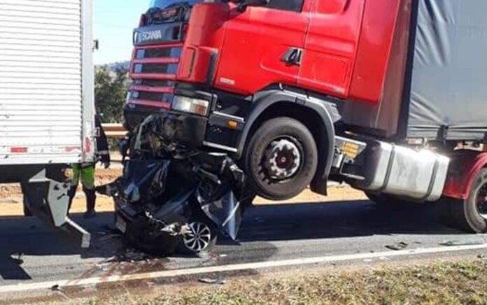 Carro fica destruído após ser prensado por carretas na rodovia Fernão Dias, em São Sebastião da Bela Vista, MG — Foto: Fernando Lima