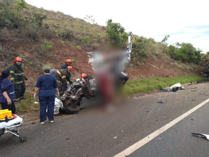 Carro do casal morto no acidente na SP-255 no domingo (24) ficou destruído após a colisão — Foto: Arquivo pessoal