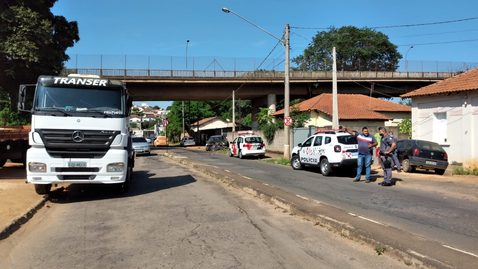 Menor fugindo da fiscalização colide em veículo na Perimetral